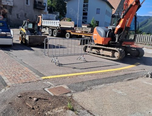 Verlegen von Randsteinen in der Gemeinde Deutschnofen